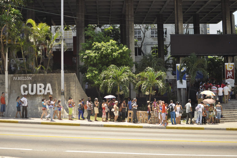 Numeroso público se congrega para visitar Arte en La Rampa en el céntrico Pabellón Cuba. | foto: Tomada de Radio Habana Cuba Galerías: arte-rampa. www.radiohc.cu