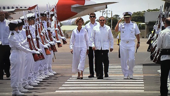 Llega a Cartagena el presidente de Cuba Raúl Castro para la firma del acuerdo de paz entre el gobierno y las FARC. Fue recibido por la Vicecanciller Patty Londoño. Foto: @miguelmatus / Twitter