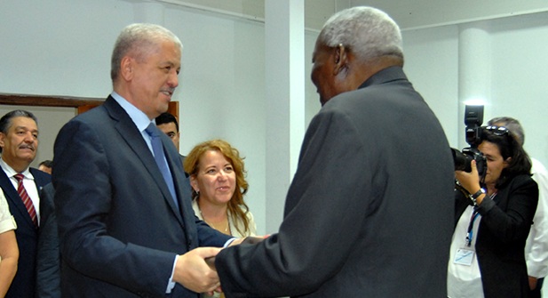 El presidente de la Asamblea Nacional de Poder Popular (ANPP), Esteban Lazo, le da la bienvenida al primer ministro argelino, Abdelmalek Sellal. Foto: Heriberto González Brito