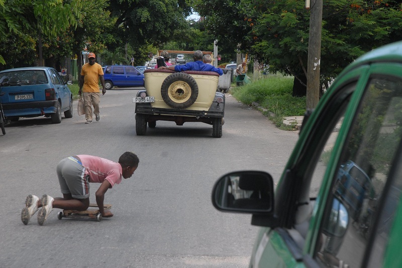 Los niños deben recibir una preparación especial sobre su correcto comportamiento como peatones. Foto: Agustín Borrego