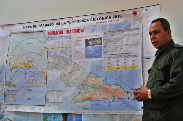 Wilfredo Cobas Dávila, Jefe de Operaciones del Estado Mayor Nacional de la Defensa Civil, durante la reunión del centro de dirección del Consejo de Defensa Nacional, con los órganos de trabajo, luego del paso del huracán Matthew por territorio cubano. Fotos: Omara García Mederos (ACN)