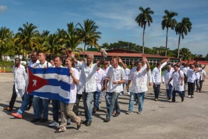 Abanderan brigada médica cubana hacia Haití