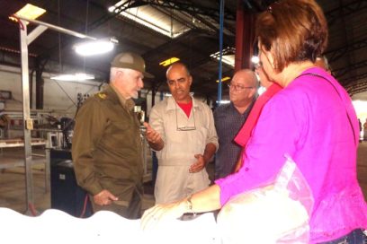 Recorre Ramiro Valdés centros laborales de Villa Clara