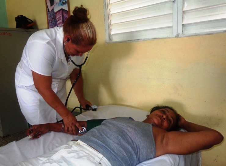 Los trabajadores de la salud prestan servicios médicos a los evacuados.