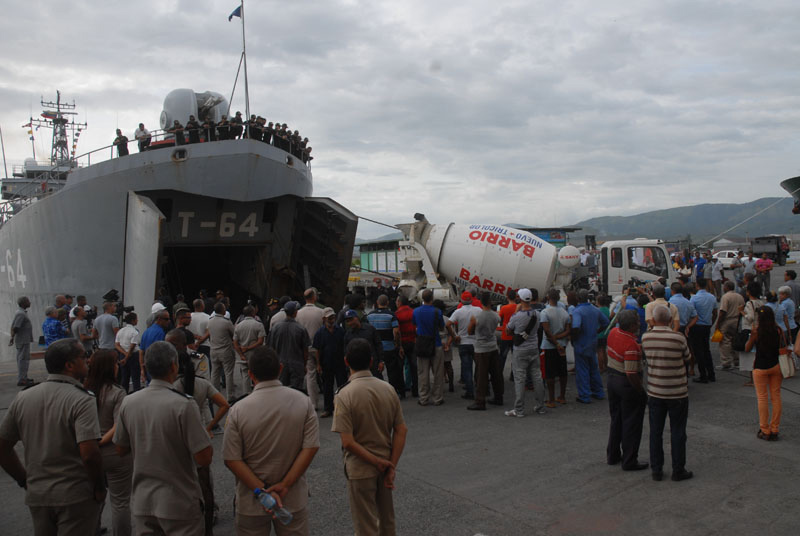 Ayuda humanitaria venezolana arriba al puerto de Santiago de Cuba. Foto: Agustín Borrego Torres.