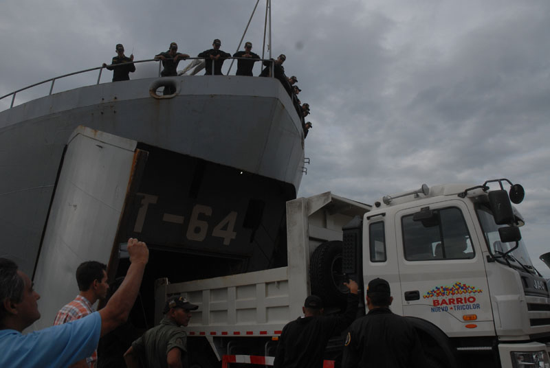Ayuda humanitaria venezolana arriba al puerto de Santiago de Cuba. Foto: Agustín Borrego Torres.