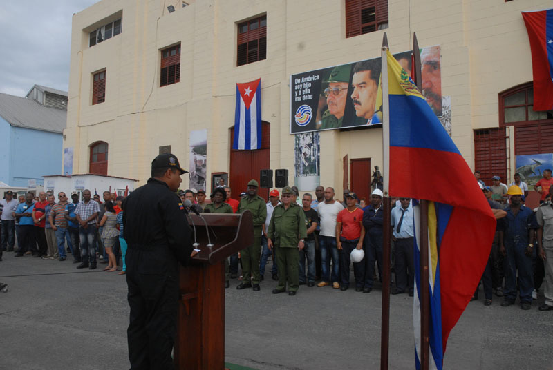 Ayuda humanitaria venezolana arriba al puerto de Santiago de Cuba. Foto: Agustín Borrego Torres.