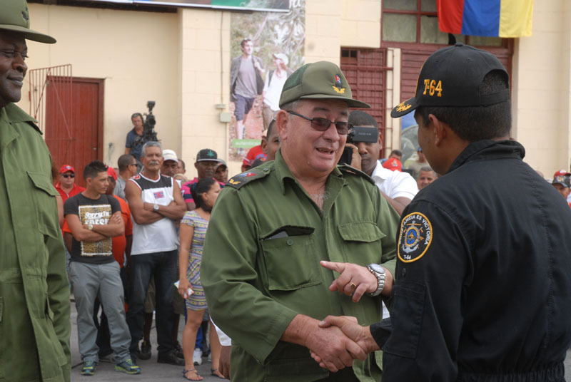 Ayuda humanitaria venezolana arriba al puerto de Santiago de Cuba. Foto: Agustín Borrego Torres.
