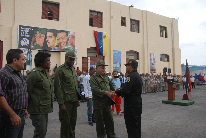 Ayuda humanitaria venezolana arriba al puerto de Santiago de Cuba. Foto: Agustín Borrego Torres.