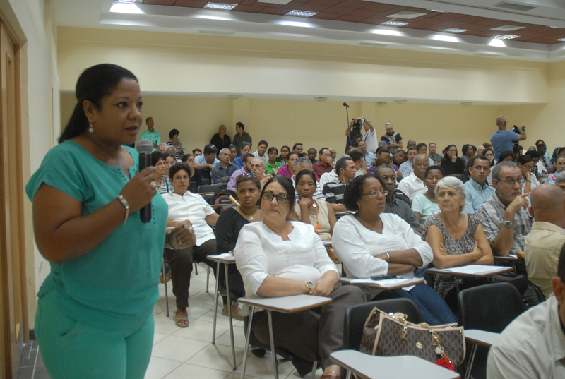 En representación de la Asociación Nacional de Innovadores y Racionalizadores (Anir) Tania Albizu habló sobre las acciones concretas que realizan sus integrantes para hallar soluciones a carencias de piezas de repuestos y equipos cuya adquisición se dificulta o encarece enormemente por los obstáculos que impone el bloqueo. Foto: Agustín Borrego Torres.