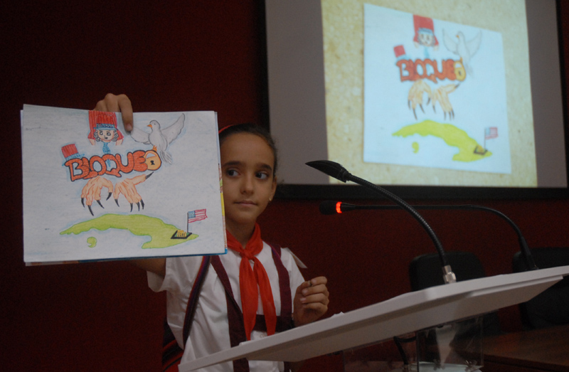 Alumnos de la escuela primaria Juan Aurelio Triana Pérez, manifestaron su mensaje de condena al bloqueo y alzaron sus voces para exigir que se le ponga fin de inmediato. Foto: Agustín Borrego Torres.