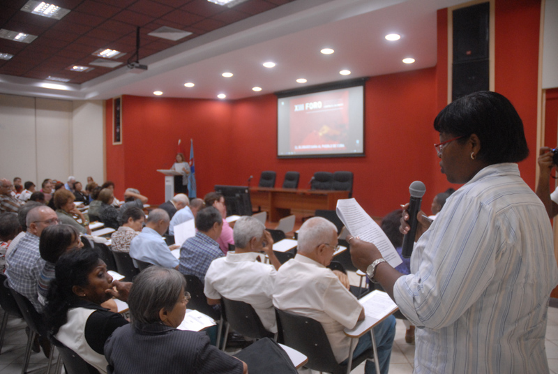El Foro reunió a una numerosa representación de integrantes de organizaciones estudiantiles, sociales, religiosas, fraternales, sindicalistas, la Asociación de Pedagogos de Cuba, la Central de Trabajadores de Cuba, la Federación de Mujeres Cubanas, junto a otros invitados. Foto: Agustín Borrego Torres.