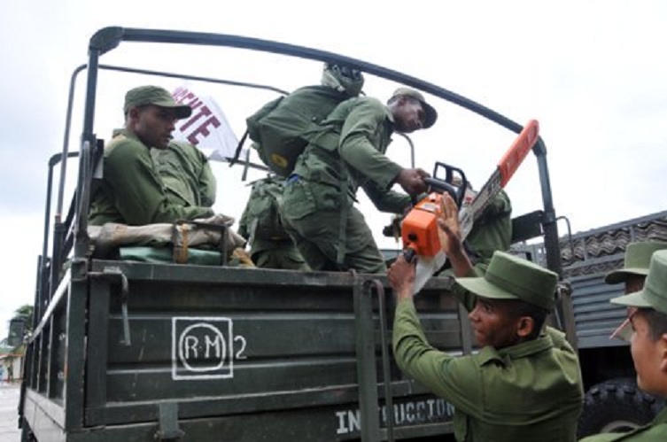 Una vez más combatientes de las Far y el Minint dan el paso al frente ante una situación como la provocada por el paso del huracán Matthew. Foto: Guibert