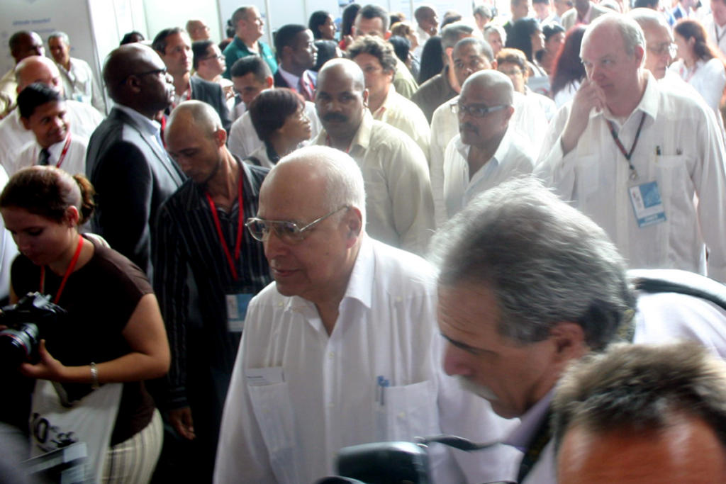 Ricardo Cabrizas Ruíz, vicepresidente del Consejo de Ministros y ministro de Economía y Planificación recorriendo la FIHAH 2016