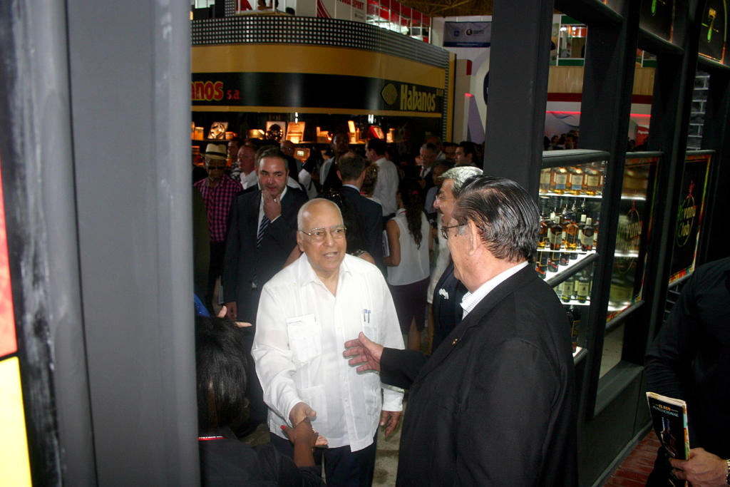 Ricardo Cabrisas por las diferentes áreas expositivas de FIHAV 2016. Foto: César A. Rodríguez