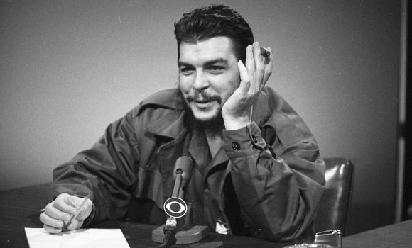 Ernesto Che Guevara aparece en el programa en vivo “Face the Nation” de los estudios de CBS-TV en Nueva Yorl, el 13 de diciembre 1964. Foto: AP