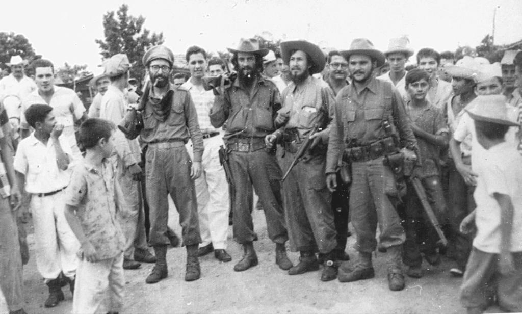 Camilo junto a un grupo de campesinos y trabajadores residentes en su zona de operaciones.