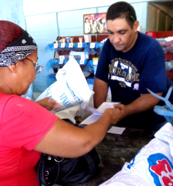 Los centros comerciales extendieron sus horarios habituales. Foto: Jorge Pérez Cruz