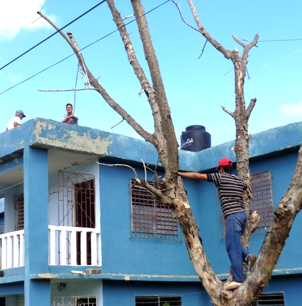 Los vecinos se suman a las tareas de limpieza de azoteas. Foto: Jorge Pérez Cruz