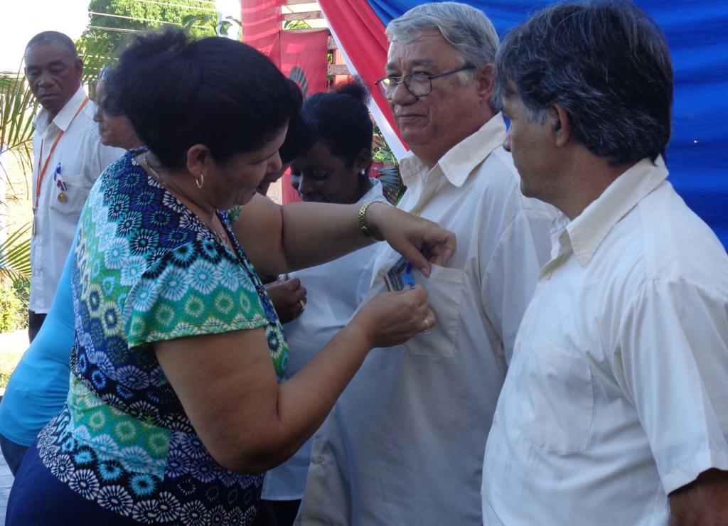 Trabajadores destacados reciben el reconocimiento la Condición 8 de Octubre y el reconocimiento de sus compañeros. Foto: Eduardo González Martínez