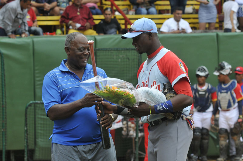 Luis Giraldo Casanova, premió a Luis Robert Moiran de Ciego de Ávila después de haber ganado la prueba de habilidades del tiro de precisión de los jardines a home, en el estadio Victoria de Giron de la cuidad de Matanzas. Foto: José R. Rodríguez Robleda