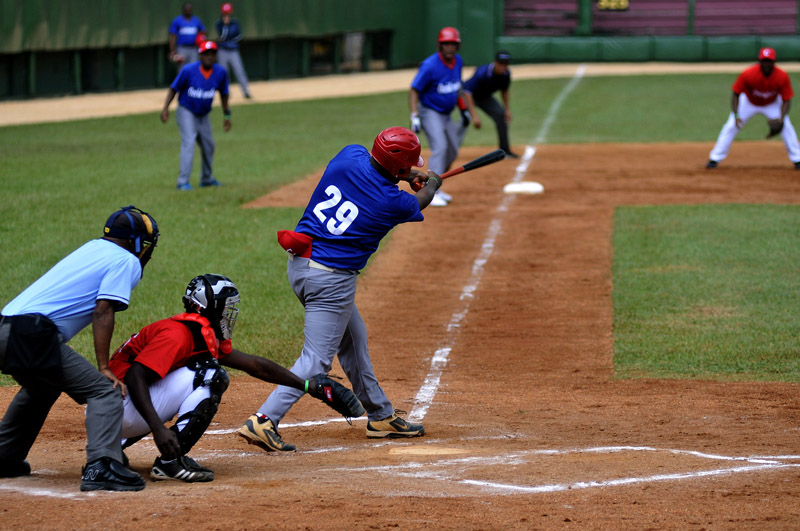 Partido de beisbol de los veteranos como parte de los juegos de las estrella que se desarrolló en el estadio Victoria de Girón de la Ciudad de Matanzas, Cuba. Foto: José R. Rodríguez Robleda