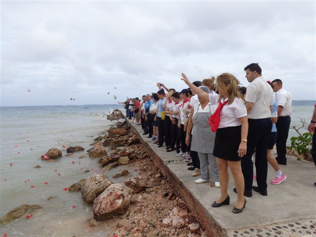 Desde el espigón de la marina Marlin lanzaron flores al mar. Foto Manuel Valdés