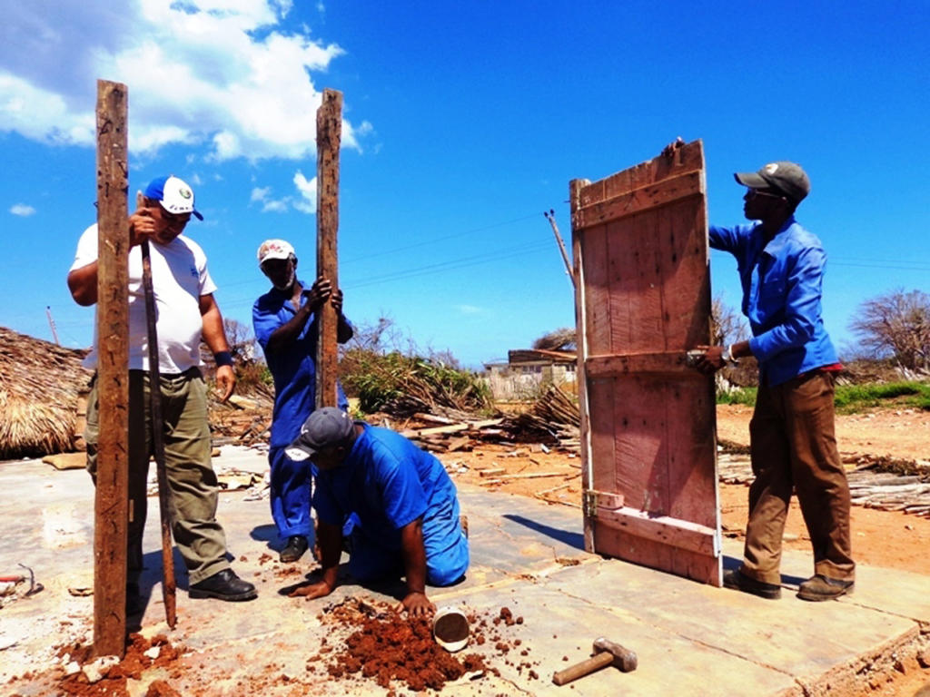 Dirigentes y trabajadores de la CTC crearon facilidades temporales en la Punta de Maisí.Foto: Rodny Alcolea