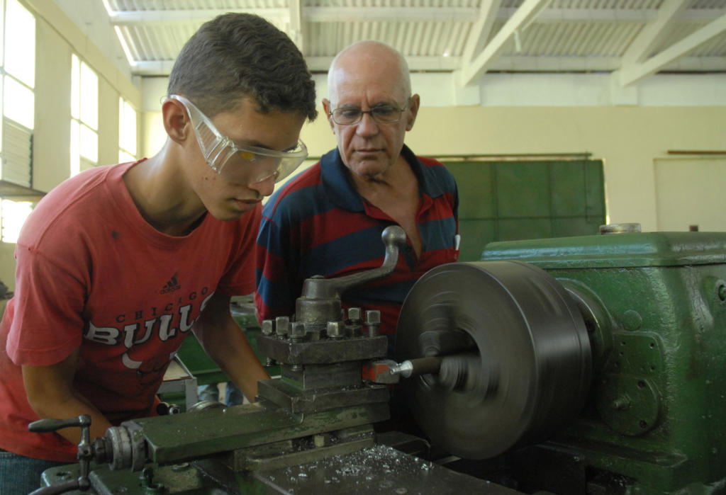 Base material de estudio obsoleta y falta de reactivos de instrumentos y equipos son de las consecuencias más negativas que provoca el bloqueo a la Enseñanza Técnica y Profesional. Foto: Agustín Borrego