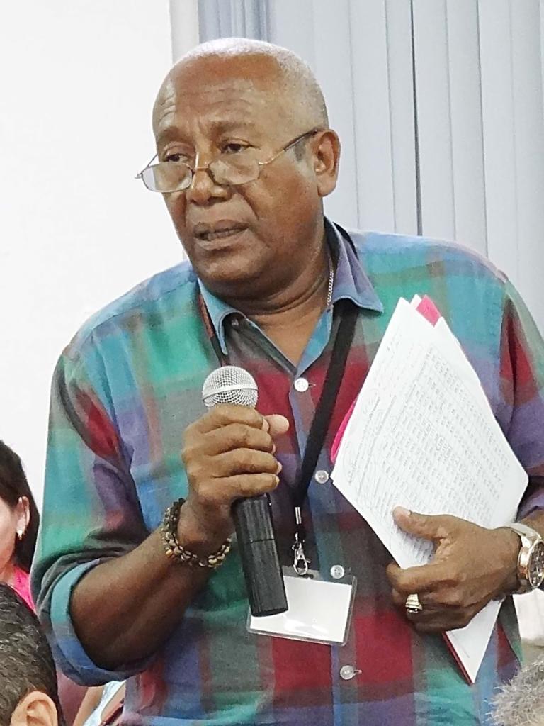 Jesús Cardona, secretario general de los trabajadores de la Alimentaria en Guantánamo, subrayó que a pesar de los destrozos del ciclón que recientemente azotó la zona oriental cubana, allí los afiliados al Sindicato Nacional de los Trabajadores de la Industria Alimentaria y la Pesca no renunciaron a sus planes productivos. Foto: Eddy Martin