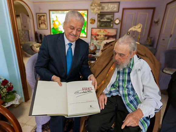 Fidel durante su encuentro con Abdelmalek Sellal. Foto: Alex Castro.