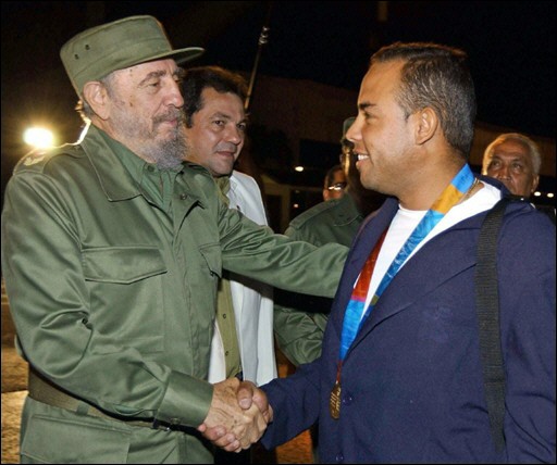 El líder de la Revolución, Fidel Castro, saluda a Michel Enríquez, integrante de la selección beisbolera que finalizó segunda.