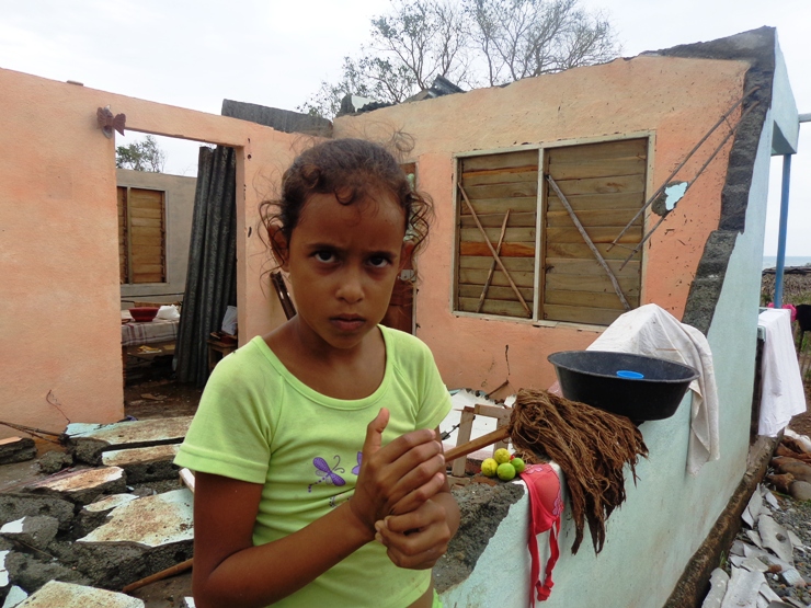 Vianka Salet, la niña que como otros muchos infantes, perdieron sus casas, sus escuelas y libros. Foto: Rodny Alcolea