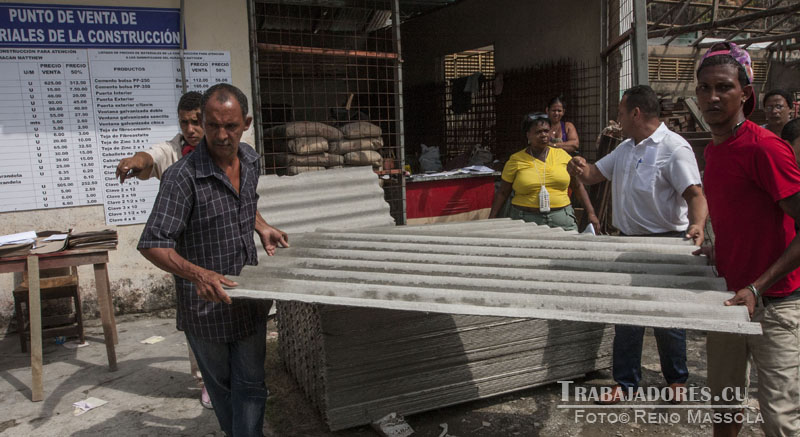 Los damnificados comienza a adquirir las más de 120 mil tejas destinadas a la recuperación de los techos. El Consejo de Defensa autorizó un módulo de cubierta gratuito para los afectados con derrumbe total. Foto: René Massola