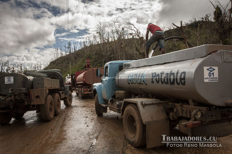 Con carros pipas de varias provincias y municipios de Guantánamo se prioriza el abasto de agua hacia las zonas donde aún no llega el líquido por las redes hidráulicas.| Foto: René Massola