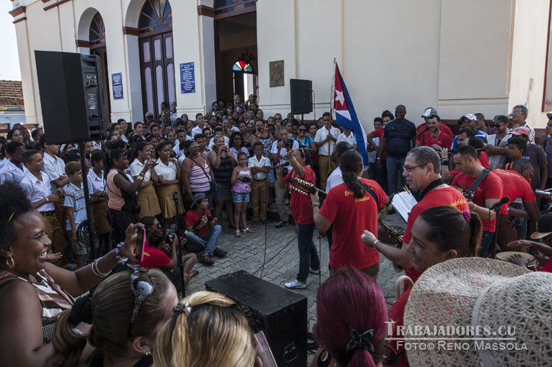 Regalando su arte a los damnificados están las brigadas culturales Duaba y Playitas de Cajobabo, en Baracoa y Maisí respectivamente. Foto: Reno Massola