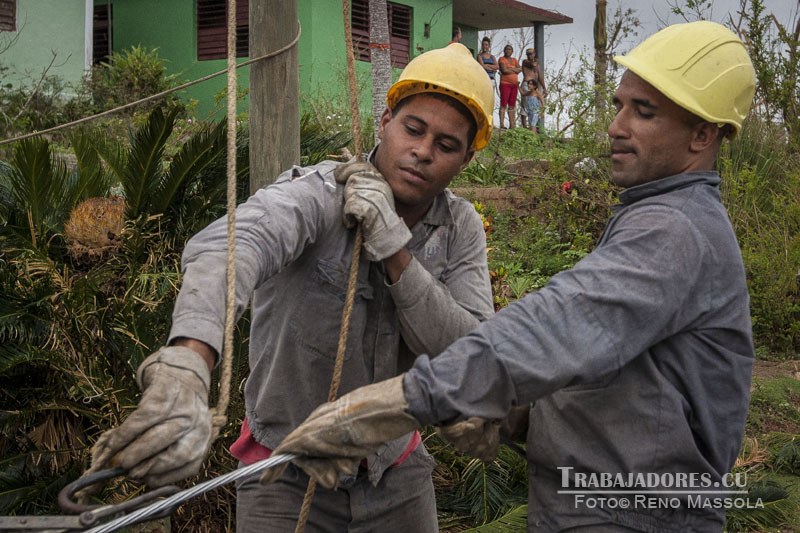 Ni la lluvia detiene el empuje de los linieros. La misión está dada: restablecer totalmente el servicio eléctrico. Foto: Reno Massola 