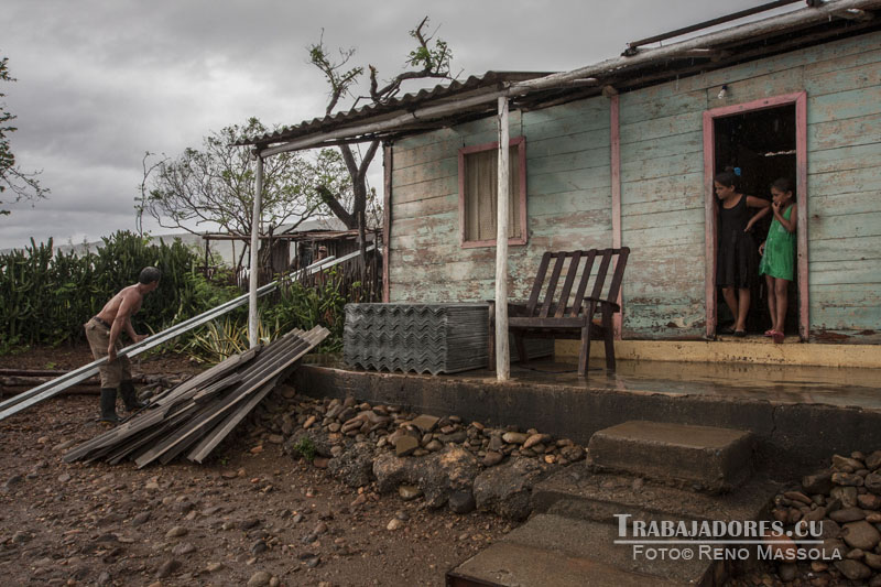 Llueve en el este guantanamero y urge agilizar los trámites para la adquisición de los elementos de cubierta. Foto: Reno Massola 
