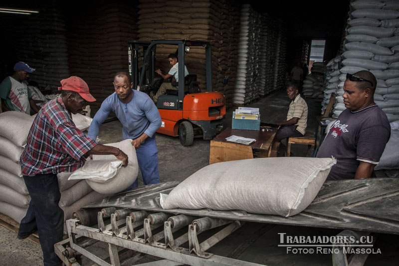 En los almacenes de la empresa Mayorista de productos alimenticios se garantiza la canasta básica, y los productos para la venta liberada a la población.