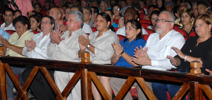 El miembro del Buró Político y Primer Vicepresidente de los Consejos de Estado y de Ministros, Miguel Díaz-Canel Bermúdez, presidió el acto político-cultural. Foto: Heriberto González Brito