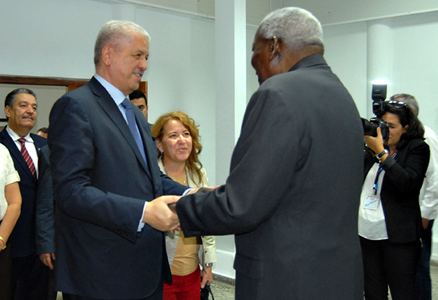 El presidente de la Asamblea Nacional de Poder Popular (ANPP), Esteban Lazo, le da la bienvenida al primer ministro argelino, Abdelmalek Sellal. Foto: Heriberto González Brito
