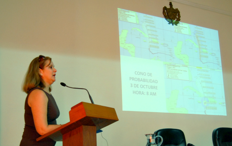 La doctora Miriam Teresita Llanes explicó detalles del lento movimiento de Matthew y los pronósticos para la entrada a la isla, posiblemente en la noche del partes. Foto: Heriberto González