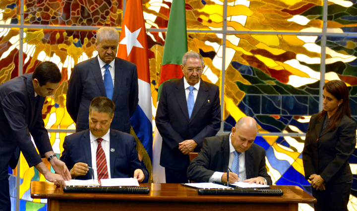 El presidente cubano Raúl Castro y el primer ministro argelino Abdelmalek Sellal presenciaron la firma del acuerdo de cooperación en el ámbito de la salud suscrito esta noche entre sus respectivos países. Foto: Heriberto González Brito