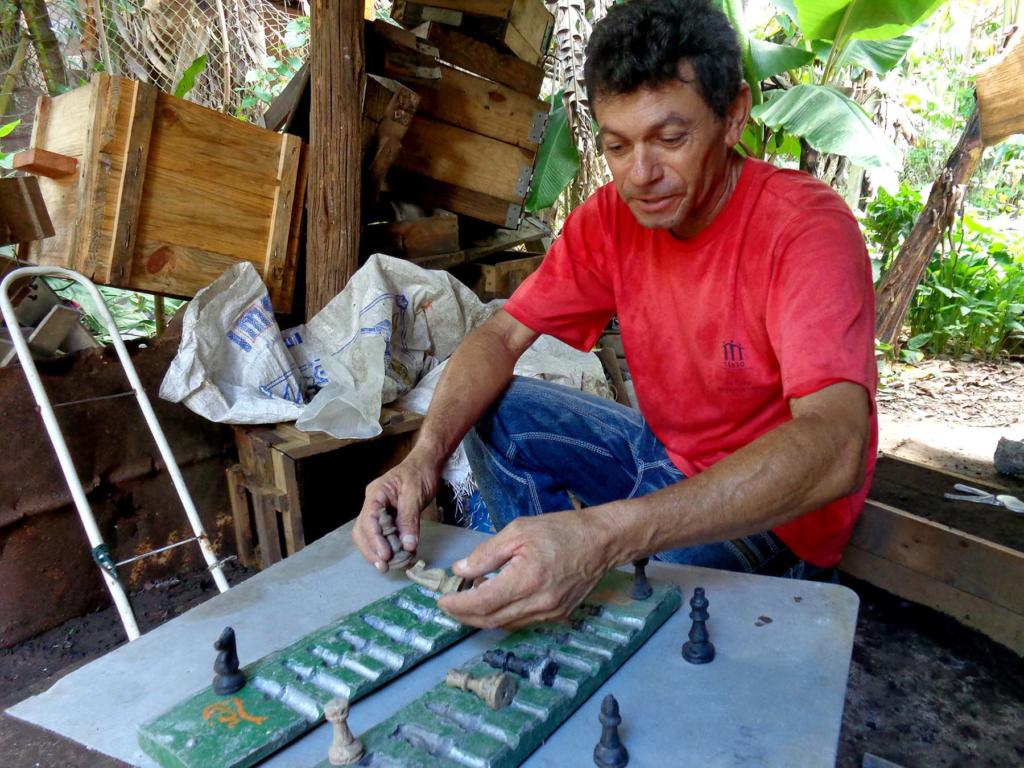 Rigoberto construye también placas modelos para piezas y juegos de ajedrez.