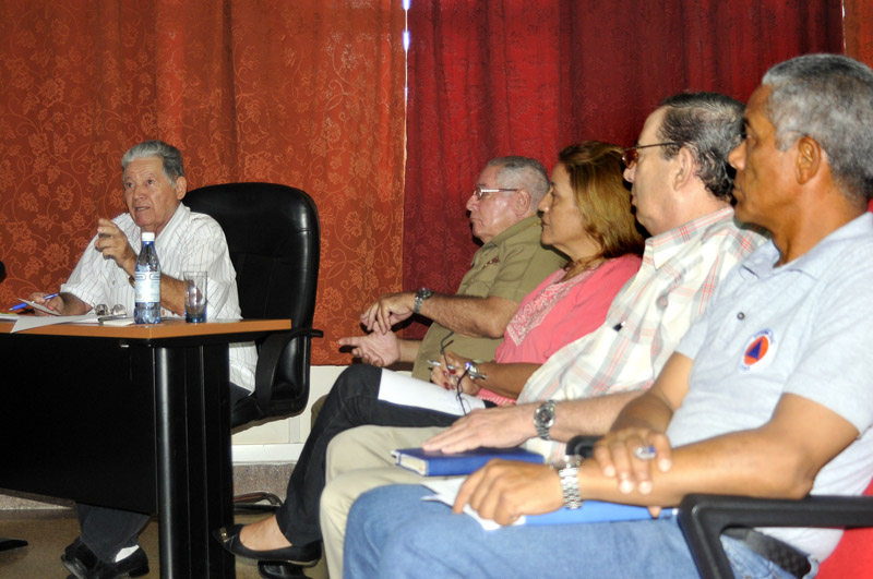 La reunión estuvo presidida por el General de Cuerpo de Ejército Alvaro López Miera, miembro del Buró Político del Partido y viceministro primero jefe del Estado Mayor de las FAR, Ramón Pardo Guerra, jefe del Estado Mayor Nacional de la Defensa Civil y la doctora Elba Rosa Pérez Montoya, titular del CITMA. Foto José Raúl Rodríguez Robleda