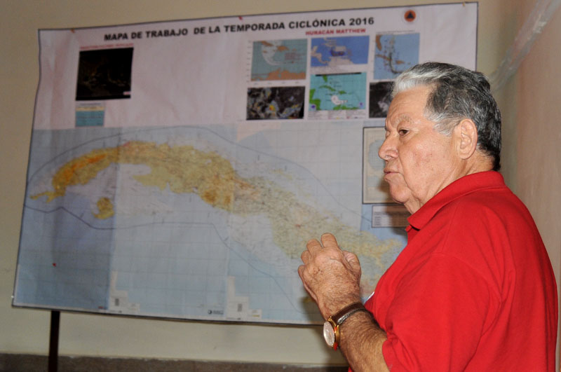 Ramón Pardo Guerra, jefe del Estado Mayor de la Defensa Civil Nacional, enfatizó que ante un fenómeno tan extenso y peligroso como Matthew es preciso trabajar con mucha precisión a fin de minimizar sus efectos. Foto: José Robleda