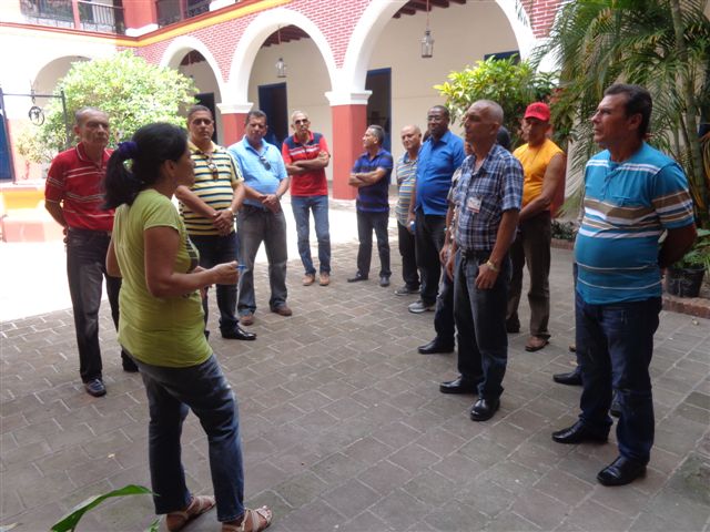 Los innovadores durante un recorrido por lugares de interés de Holguín, como el museo de historia La Periquera. Foto Manuel Valdés.