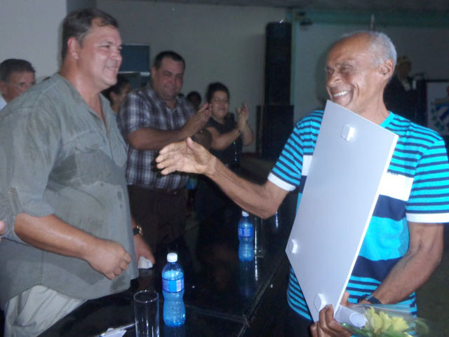 El emotivo encuentro entre Ramón Labañino y Panchiquín (a la derecha), un trabajador de la salud que goza de la admiración de su pueblo. Fotos: Martínez Alejo
