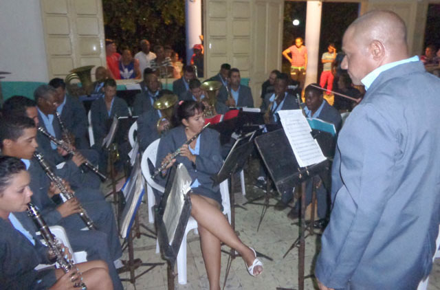 Amenizaron la sesión solemne la Banda Municipal de Concierto y miembros de la brigada de instructores de arte José Martí.