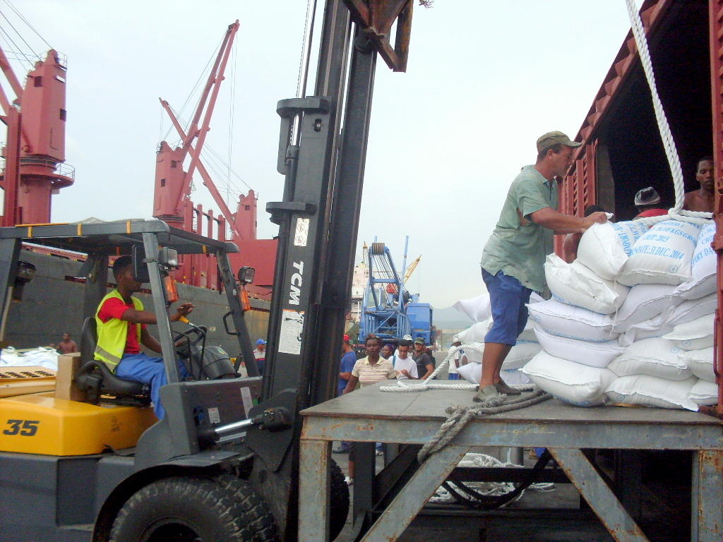 A los portuarios del oriente cubano no les son ajenas las proezas laborales; el año pasado, por ejemplo, operaron más de un millón de mercancías. Foto: Betty Beatón Ruiz